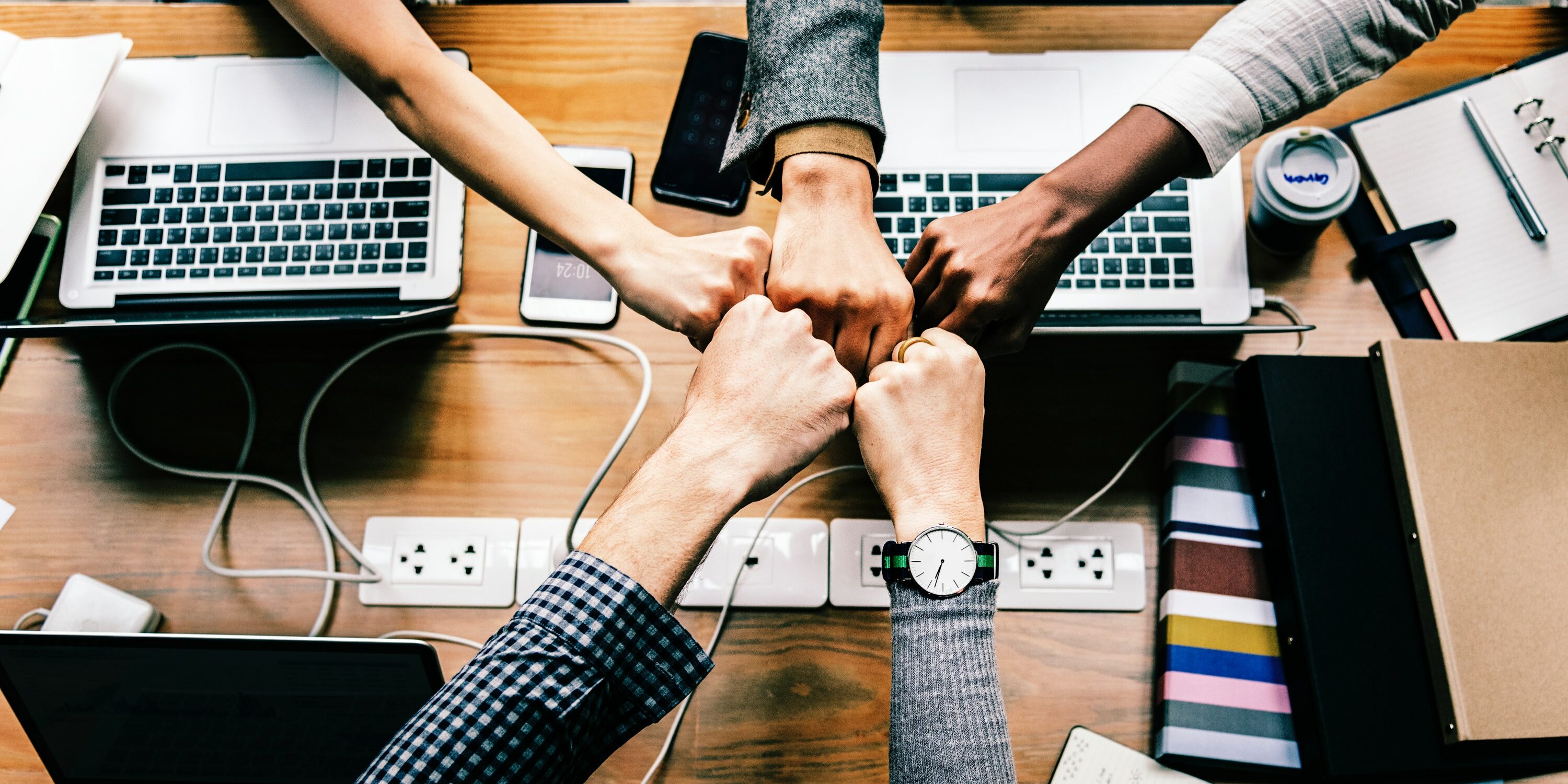 bump-collaboration-colleagues-1068523