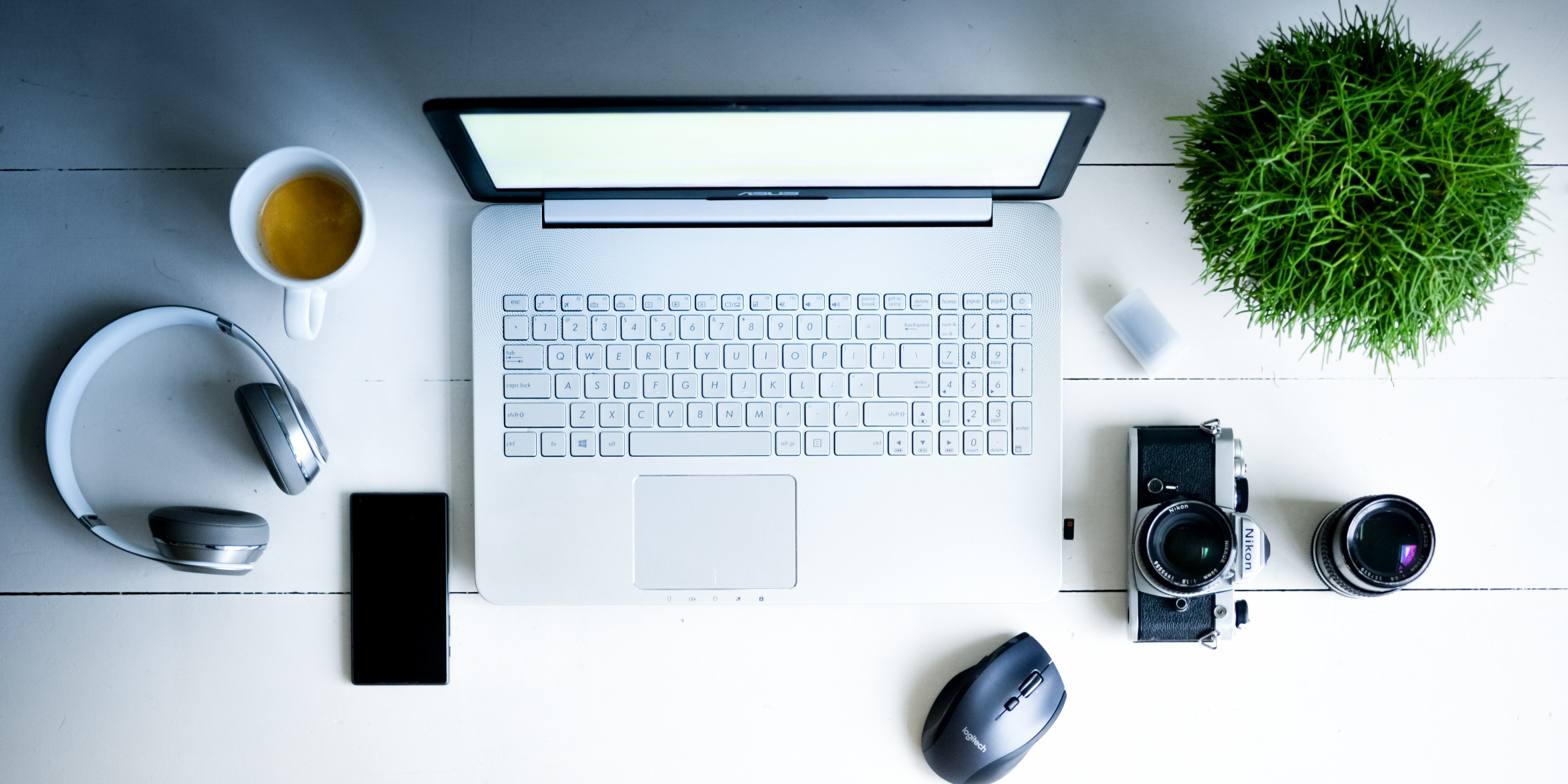 photography-of-laptop-computer-camera-smartphone-headphones-705164