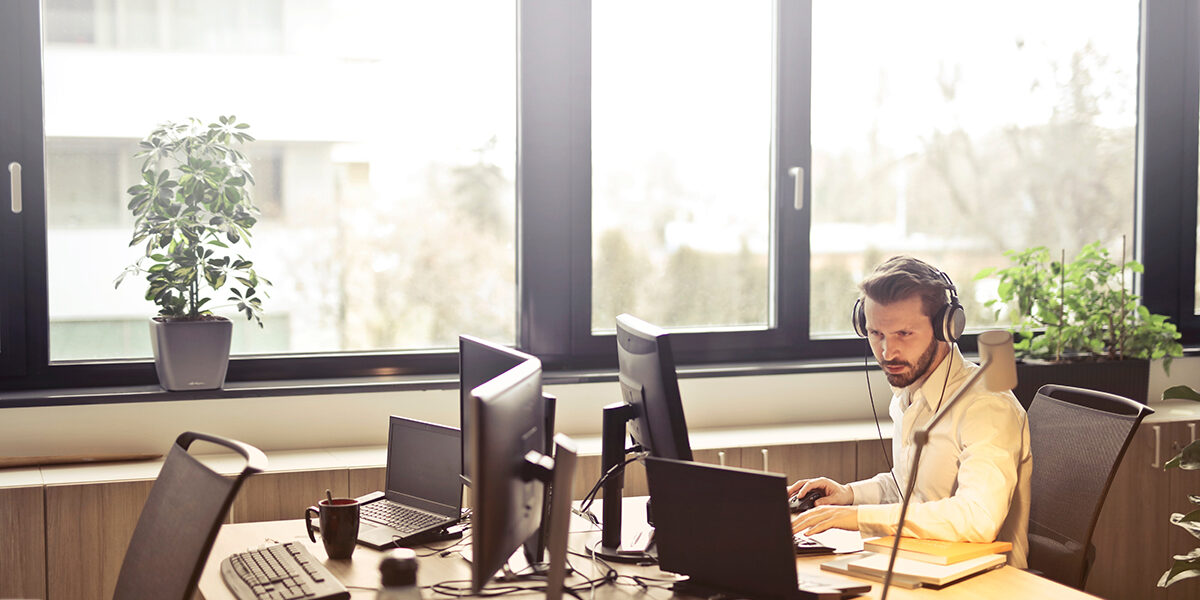 1200_man-with-headphones-facing-computer-monitor-845451