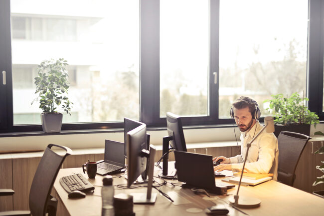 1200_man-with-headphones-facing-computer-monitor-845451