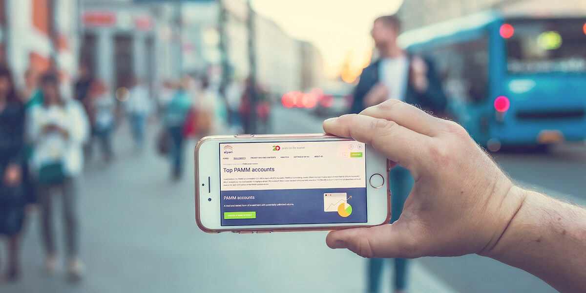 Osoba z telefonem komórkowym