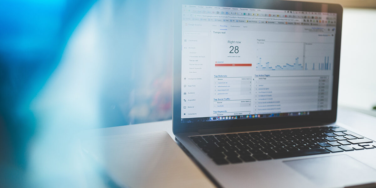 macbook-pro-on-brown-table-139387