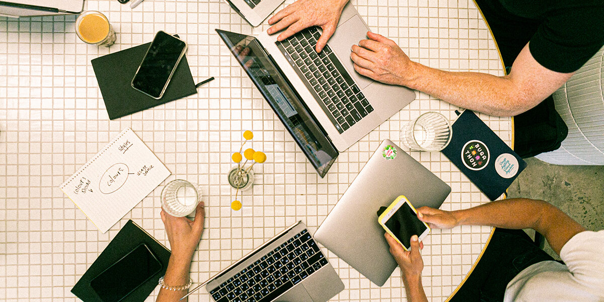 1200_photo-of-people-using-laptop-3194519