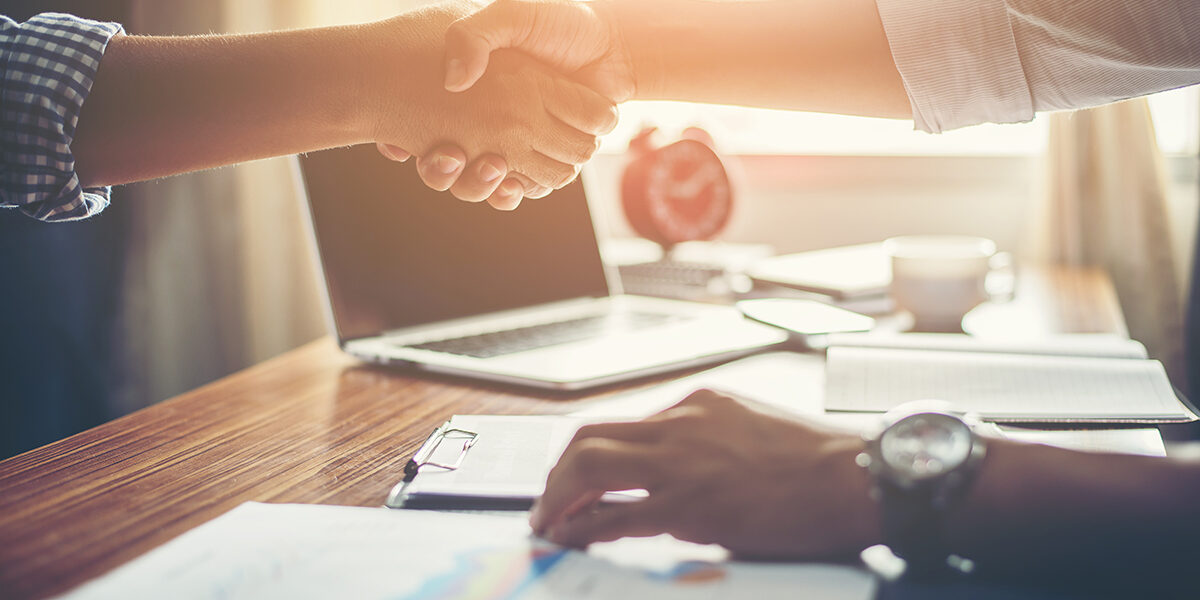 Business People Handshake Greeting Deal at work. Dobre relacje z klientem