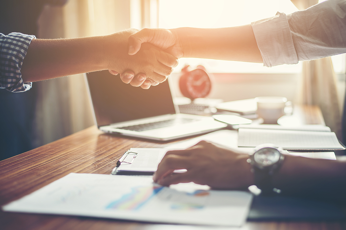 Business People Handshake Greeting Deal at work. Dobre relacje z klientem